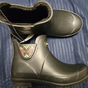 Pendleton Sierra Sunset Chelsea rain boots in black rubber with a faux fur linin